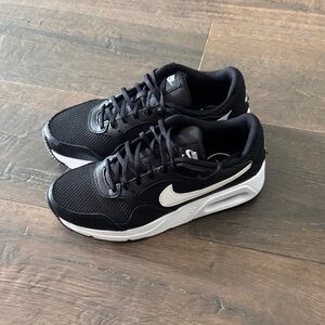 Nike Black and White AirMax 7.5